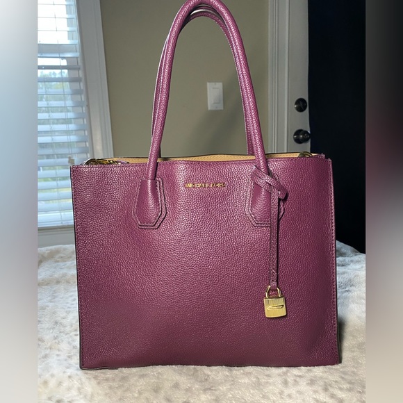 Michael Kors Mercer handbag - Picture 2 of 7